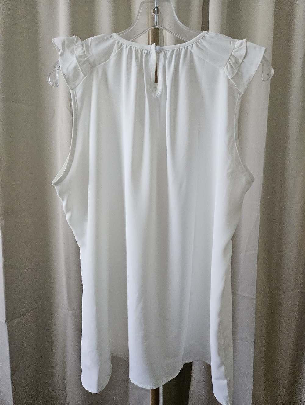 Wholesalesir – Delicate White Ruffle Neck Sleeveless Blouse - Picture 4 of 6